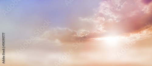 Marzycielski Romantic Sky Scape - piękna szeroka brzoskwinia i ciemnoniebieskie niebo i chmurka z wybuchem światła słonecznego wydobywającego się spod podstawy chmur z dużą ilością miejsca na kopię