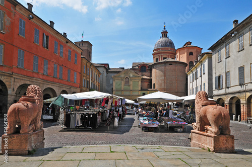 Il mercato di piazza San Prospero di Reggio Emilia