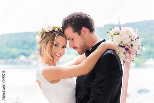 Glückliches Brautpaar bei der Hochzeit