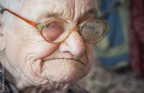 Старость и печаль. Портрет пожилой женщины