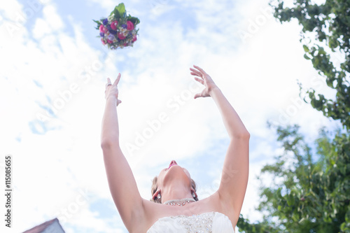 Braut wirft Brautstrauß nach Trauung bei Hochzeit