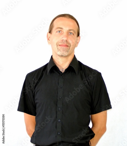 mężczyzna w czarnej koszuli 
