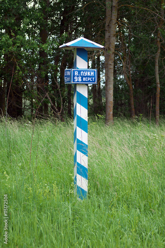The old milepost in the indication of the distance to the Great Luke