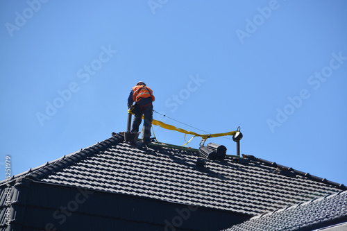 obrero trabajando sobre un tejado