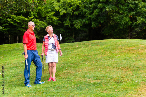 Senioren Paar beim Golfen in der Freizeit