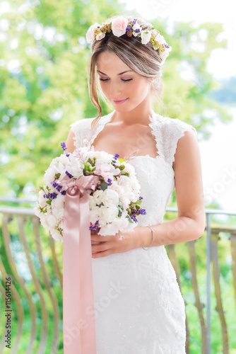 Junge Frau im Hochzeitskleid, Hochzeit, Braut 