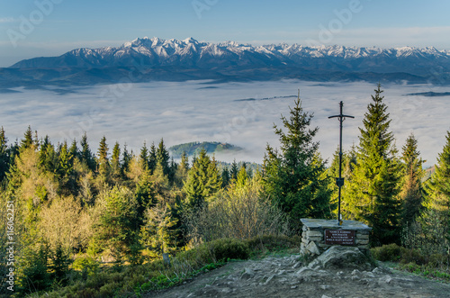 Gorce,Turbacz ,Lubań panorama na Tatry ,krzyż papieski na Lubaniu