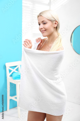 Kąpiel. Kobieta pod prysznicem