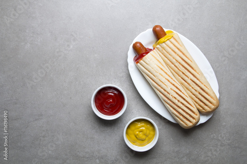 Francuski hot dog na szarym tle