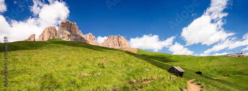 Panoramica del Gruppo di Sella con baita ladina nelle dolomiti in val Gardena presso il passo Sella