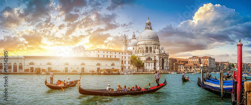 Romantyczna Wenecja gondoli scena na Canal Grande przy zmierzchem, Włochy
