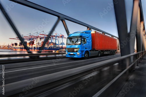 LKW mit Container im Hamburger Hafen