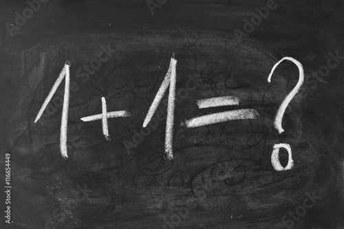 Napis kredą na tablicy szkolnej: 1+1. Równanie matematyczne