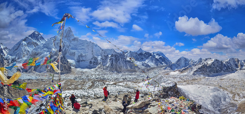 Widok na Mount Everest i Nuptse z buddyjskimi flagami modlitewnymi z Kala Patthar w Parku Narodowym Sagarmatha w Himalajach Nepalu