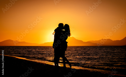 Romantyczna para przy zachodzie słońca