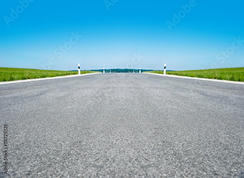 Leere, geteerte Straße mit Himmel und Horizont