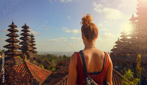 Junge Frau in einer Tempelanlage auf Bali (Besakih Tempel)