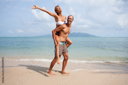 couple s'amusant en riant sur une belle plage