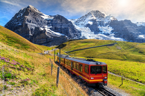 Elektryczny pociąg turystyczny i Eiger North face, Oberland Berneński, Szwajcaria