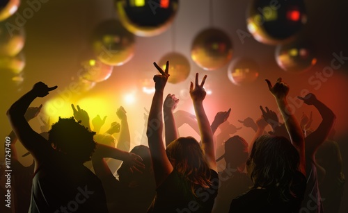 Koncepcja życia nocnego i dyskoteki. Młodzi ludzie tańczą w klubie.