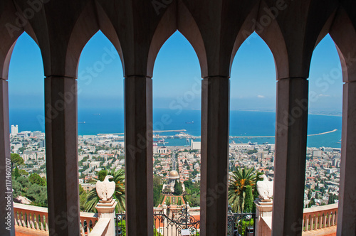 Israele: vista panoramica di Haifa e dei Giardini pensili Bahai il 2 settembre 2015. I Giardini pensili Bahai sono uno dei luoghi di culto della religione monoteistica di origine iraniana Bahai 