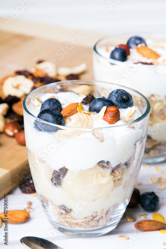 Zdrowy deser z jogurtem, płatkami owsianymi, orzechami i jagodami