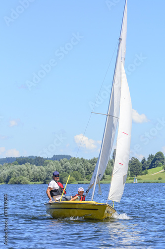 Vater und Tochter segeln im Team