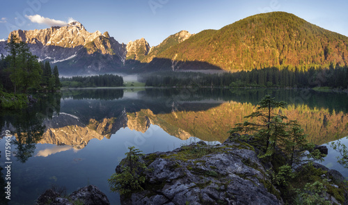 Piękna panorama jeziora górskiego w Alpach Włoskich