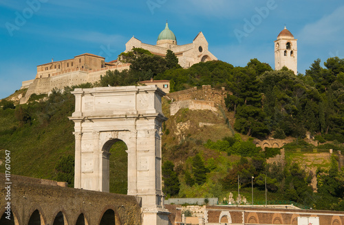 Veduta panoramica del duomo di Ancona dal porto vecchio