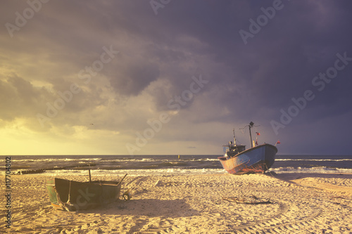 Łodzie na plaży podczas sztormu,kolorystyka retro