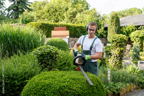 Gärtner bei Gartenarbeit