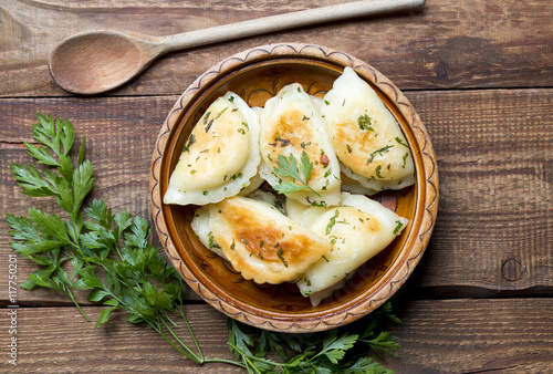 Smażone pierogi na drewnie