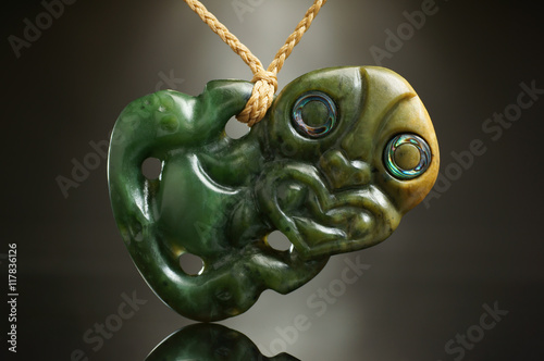 Hei Tiki Symbol Schmuck der Maori aus Neuseeland. Handarbeit aus neuseeländischer Jade mit Augen Details aus einer Abalone Meeresschnecke.