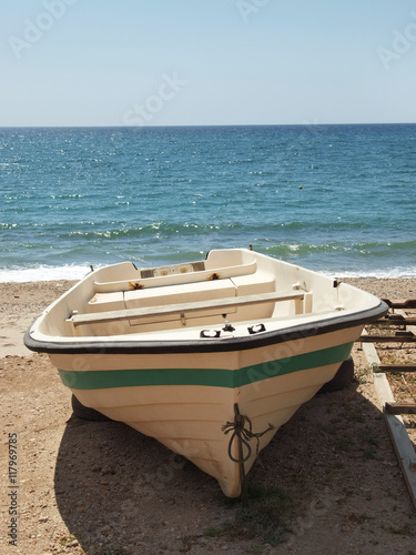 Barco pesquero junto al mar