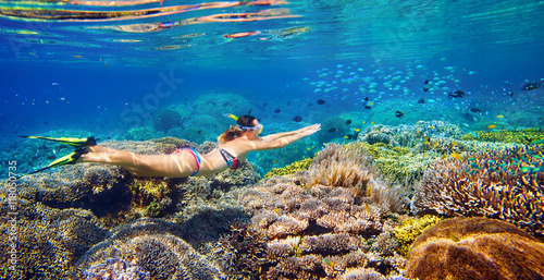 Młoda kobieta przy snorkeling w tropikalnej wodzie