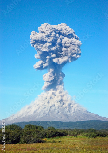 Wulkan Karimski. Erupcja wulkanu na Kamczatce, popiół płynął i został zniszczony