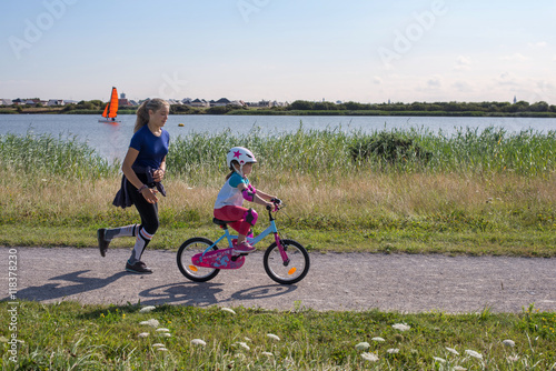 deux soeurs faisant du sport