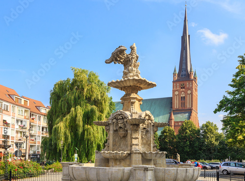 Szczecin, Plac Orła Białego znany historycznie jako Rynek Koński . W tle bazylika św. Jana Chrzciciela. Na pierwszym planie barokowa Fontanna Orła Białego z roku 1732