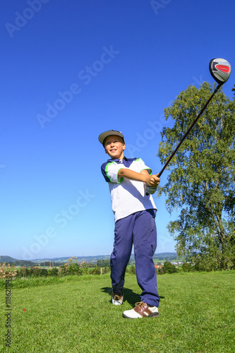 Golf-Junior beim Abschlag mit dem Driver