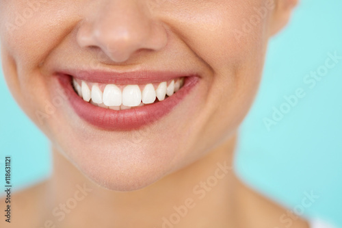 Zbliżenie Piękny Uśmiech Z Białymi Zębami. Kobieta Usta Uśmiecha Się. Obraz w wysokiej rozdzielczości