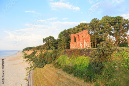 Ruiny kościoła w Trzęsaczu – pozostałość po wybudowanym w końcu XIV w gotyckim kościele św. Mikołaja. Do dzisiaj zachowała się jedynie południowa ściana kościoła znajdująca się na klifie