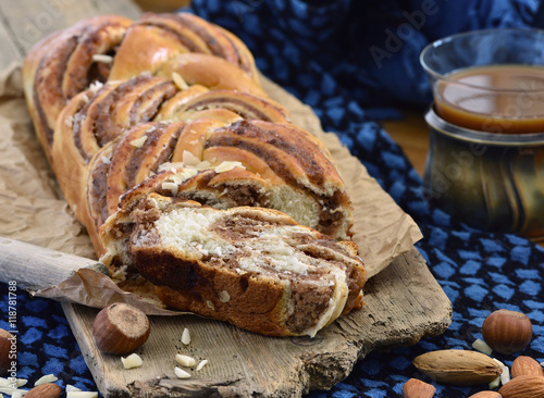 Russenzopf geschnitten auf Holz mit Tee - Kaffee / Foodstyling