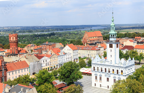 Chełmno, Panorama starego miasta z rynkiem, ratuszem i wieżą ciśnień. W oddali Wisła