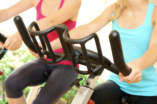 Frauen beim Spinning auf Fitness Bike im Fitnessstudio