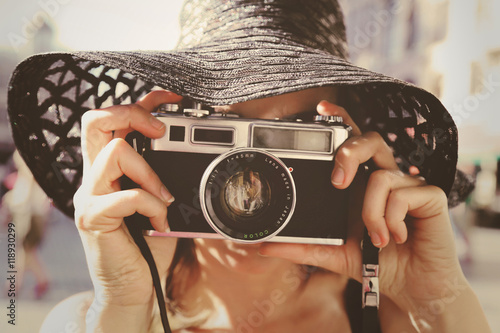 femme photographiant avec caméra super 8 vintage années 1970