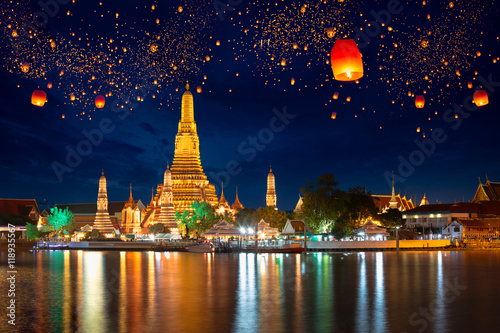 Wat arun with krathong lantern, Bangkok Thailand