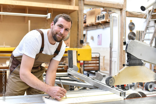 Tischler bei der Arbeit in einer Schreinerei // carpenter at work