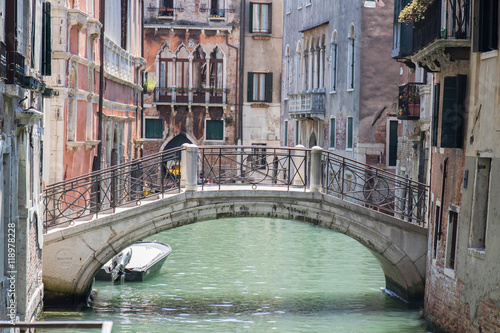 Zabytkowy most na kanale w Wenecji