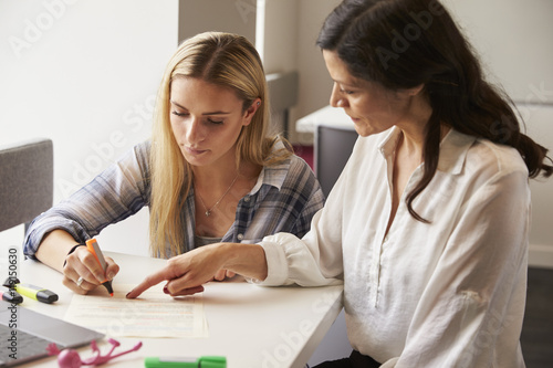 Tutor Using Learning Aids To Help Student With Dyslexia