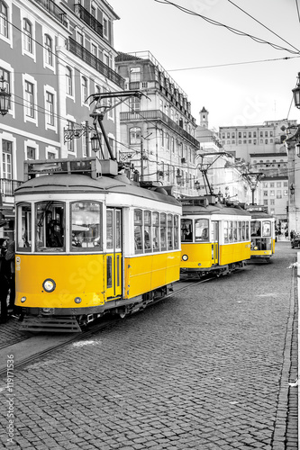 Klasyczny żółty tramwaj na ulicy w Lizbonie, Portugalia